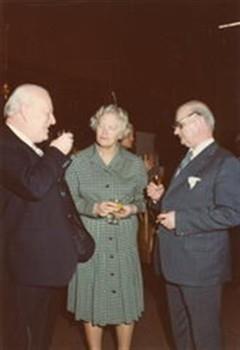 Vergadering van de ziekenfondsraad. V.l.n.r. Dhr. Tuntler, mevr. Veder Smit en W.L.P.M. de Kort; Foto Foto