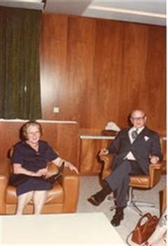 W.P.L.M. de Kort in zijn werkkamer in het nieuwe gebouw van de Ziekenfondsraad; Foto Foto