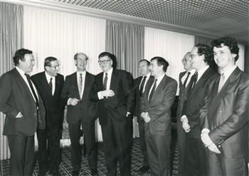 Een CDA delegatie op bezoek bij de voorzitter van de Bondsdag. V.l.n.r. Ad Lansink, M.A.L. Kolster, Bertde Vries , de voorzitter van de Bondsdag Philipp Jenninger; Foto Foto