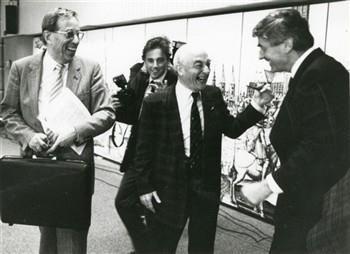 V.l.n.r. M.A.L. Kolster, een fotograaf, de toenmalige voorzitter van de commissie buitenland van het CDA Norbert Schmelzer en Ruud Lubbers hebben grote pret na de val van het kabinet Lubbers II; Foto Foto
