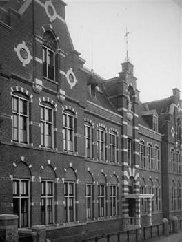 De voorgevel van Instituut St. Nicolaas in Oss; Foto Foto