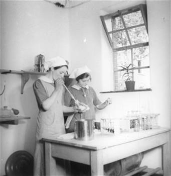 In het ursulinenklooster van Posterholt werd op inititaief van de LLTB een landbouwhuishoudschool gevestigd.; Foto Foto