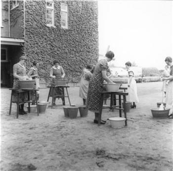 In het ursulinenklooster van Posterholt werd op inititaief van de LLTB een landbouwhuishoudschool gevestigd.; Foto Foto