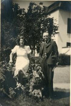 H.W.F. Aukes met de omroepster Netty Rosenfeld voor het gebouw van de Wereldomroep; Foto Foto