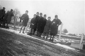 Wim Boelens met wat vriendjes bij de besneeuwde sluis van Nederweert. Bijschrift: "Wim en kornuitjes bij de sluis"; Foto Foto