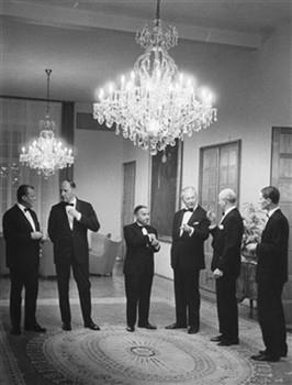 V.l.n.r. de Duitse minister van Buitenlandse Zaken Brandt, de Nederlandse minister van Buitenlandse Zaken Luns, premier De Jong en kanselier Kiesinger tijdens een ontvangst in het Bundeskanzlerambt in Palais Schaumburg; Foto Foto