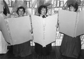 Op de afscheidsbijeenkomst van Johanna van der Wouw voeren gidsenleidsters uit het bisdom Rotterdam een toneelstukje op. Op de ruggen van de boeken staat de tekst: "Frauen über Frauen"; Foto Foto