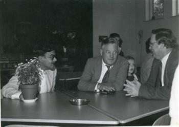 Een bezoek van staatssecretaris van der Reijden aan het nieuwe internaat in Oss. Bijschrift: "Aad van Bentum en Jan Kappé leggen dhr. van der Reijden precies uit hoe het allemaal zit"; Foto Foto