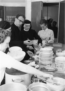 Etenstijd op Kontakt der Kontinenten waar Jo van der Wouw (vooraan links) van 1962 tot 1964 als gastvrouw werkte; Foto Foto