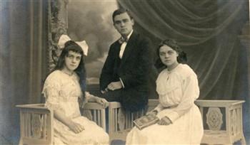 V.l.n.r. Antionette, Gerard (later franciscaan) en Louise (later zuster van de Goede Herder) Koens; Foto Foto