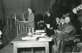 Bij de viering van het vijfentwintigjarig bestaan van de boerinnenbond van de NCB houdt de leider van de Jonge Boerenstand Leo de Bekker een toespraak; Foto Foto