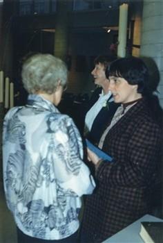 Twee vrouwen tijdens de viering van het tienjarig jubileum van de Werkgroep Vrouw en Kerk in het Nicolaas en Monicacentrum. Rechts Maria ter Steeg; Foto Foto