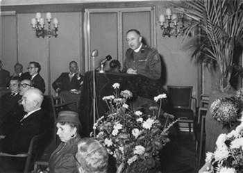 Kolonel hoofdaalmoezenier van Straelen spreekt ter gelegenheid van het tienjarig bestaan van het Katholiek Thuisfront; Foto Foto