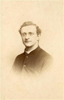 Volgens het bijschrift is dit B. Bekkers, die studeerde op het seminarie van Warmond. Maar dit is een andere man dan de B. Bekkers op 3c9252 en 3c9258. Op 2a824 staan beide mannen afgebeeld en beschreven als B. Bekkers; Foto Foto