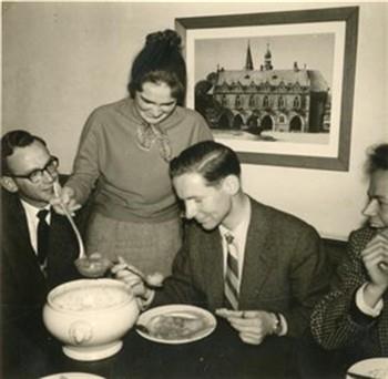 José Schellens laat in de jeugdherberg van Goslar G.A.M. Beekelaar de soep proeven tijdens een reis van de Historische Studentenkring naar Duitsland. Links A.G. Weiler; Foto Foto