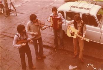Muzikanten spelen bij De Zonnewijzer op de Graafseweg 65; Foto Foto
