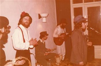 Muzikanten spelen bij De Zonnewijzer op de Graafseweg 65; Foto Foto