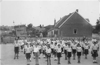 De wandelclub van het Don Bosco jongerenwerk. Bijschrift: "in het nieuwe uniform"; Foto Foto
