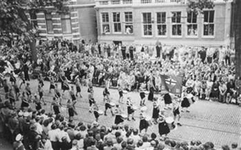 De wandelclub van het Don Bosco jongerenwerk tijdens de intocht van de Vierdaagse aan het begin van de Groesbeekseweg; Foto Foto