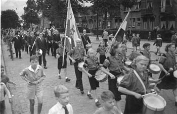 De drumband van de wandelclub van het Don Bosco jongerenwerk marcheert door de buurt; Foto Foto