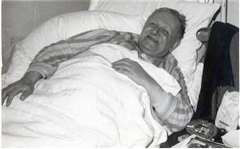 Frans Wijnhoven was bestuurslid van het Apostolaat der hereniging. Ziek, maar goedgehumeurd, ligt hij in bed; Foto Foto