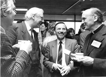 Een drietal mannen in gesprek tijdens het congres "recht op een kind"; Foto Foto