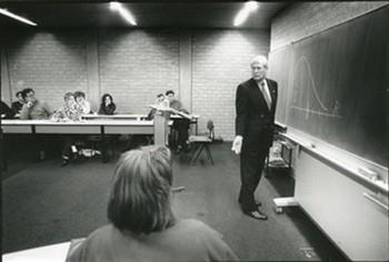 Hans Wiegel geeft bij een bezoek aan de universiteit toelichting op een grafiek; Foto Foto