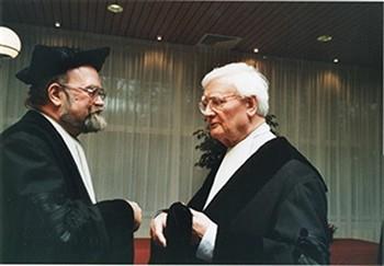Edward Schillebeeckx en Rob Schreiter tijdens de viering van de vijfenzeventigste verjaardag van Schillebeeckx en de oprichting van de Stichting Edward Schillebeeckx; Foto Foto