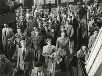 Stroom mensen loopt over neergelaten brug.; Foto Foto