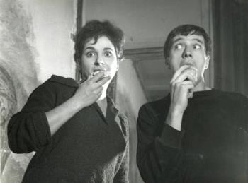 Shireen Stroker en Ramses Shaffy staan iets te eten; Foto Foto