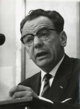 Portretfoto van Wilhelmus Johannes (Wim) Schuijt, Nederlands KVP politicus; Foto Foto