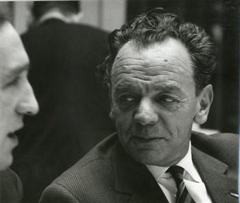 Close-up foto van Dr. Wilhelmus Johannes (Wim) Schuijt, was een Nederlands journalist en buitenlandwoordvoerder van de KVP; Foto Foto