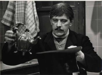 Portretfoto van Joop Doderer, acteur die vooral bekend was in zijn rol van de televisieserie 'Swiebertje'; Foto Foto