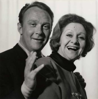 Kees Brusse, acteur, met Conny Stuart (Cornelia van Meijgaard) zangeres en actrice; Foto Foto