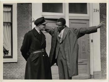 Donald Towe Jones, Amrikaans-Nederlands danser en acteur, in gesprek met een agent; Foto Foto