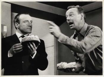 Jan Hendrik (Johnny) Kraaijkamp sr. en Rijk de Gooijer in de 'Johnny en Rijk-show' op TV; Foto Foto