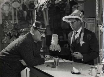 André Meurs, liedjesschrijver, en Herbert Joeks, acteur en zanger, in een act; Foto Foto