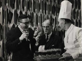 André Meurs (links), Herbert Joeks en een onbekende kok in een act; Foto Foto