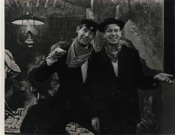 Pieter Paulus (Paul) van Vliet, cabaretier en goodwillambassadeur van UNICEF, met een onbekende artiest in een act; Foto Foto