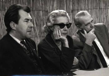 Onbekende man, Josephine van Gasteren en Dick de Vilder (v.l.n.r.) gezeten aan een tafel; Foto Foto