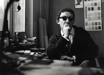 Hugo Claus zittend achter zijn bureau; Foto Foto