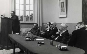 Jan Blaaser en onbekenden aan een forumtafel; Foto Foto