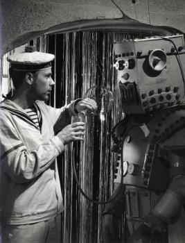 Joop Admiraal links en Detlev Pols (robot) in televisiekinderserie 'Rikkel Nikkel'; Foto Foto