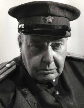 Portretfoto van Albert van Dalsum als kolonel Sten; Foto Foto