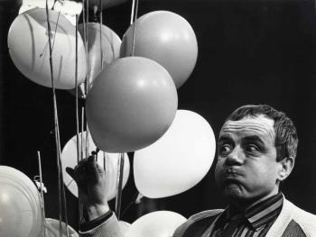 Johnny Kraaijkamp sr. met een bos balonnen; Foto Foto