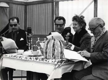 Opname hoorspel met Joop Doderer links e.a.; Foto Foto