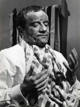 Johnny Kraaijkamp sr. in een act; Foto Foto