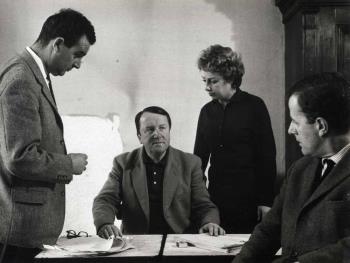 TV scene met v.l.n.r. Egbert van Paridon, Gerard Hartkamp, Karin Haage en Luc Lutz; Foto Foto