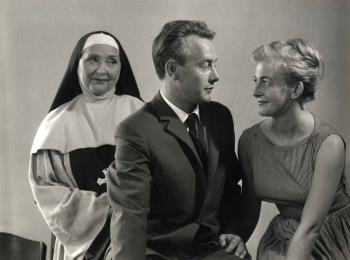 Mimi Boesnach, Cas Baas en Trees van der Donck in een act; Foto Foto