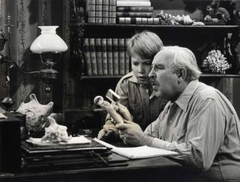 Hans Tiemeijer en Hans Tiemeijer jr. bekijken samen iets onder het vergrootglas; Foto Foto